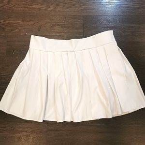 SOLD - NWOT 4XL White Pleated Skirt w/ Velcro Closure